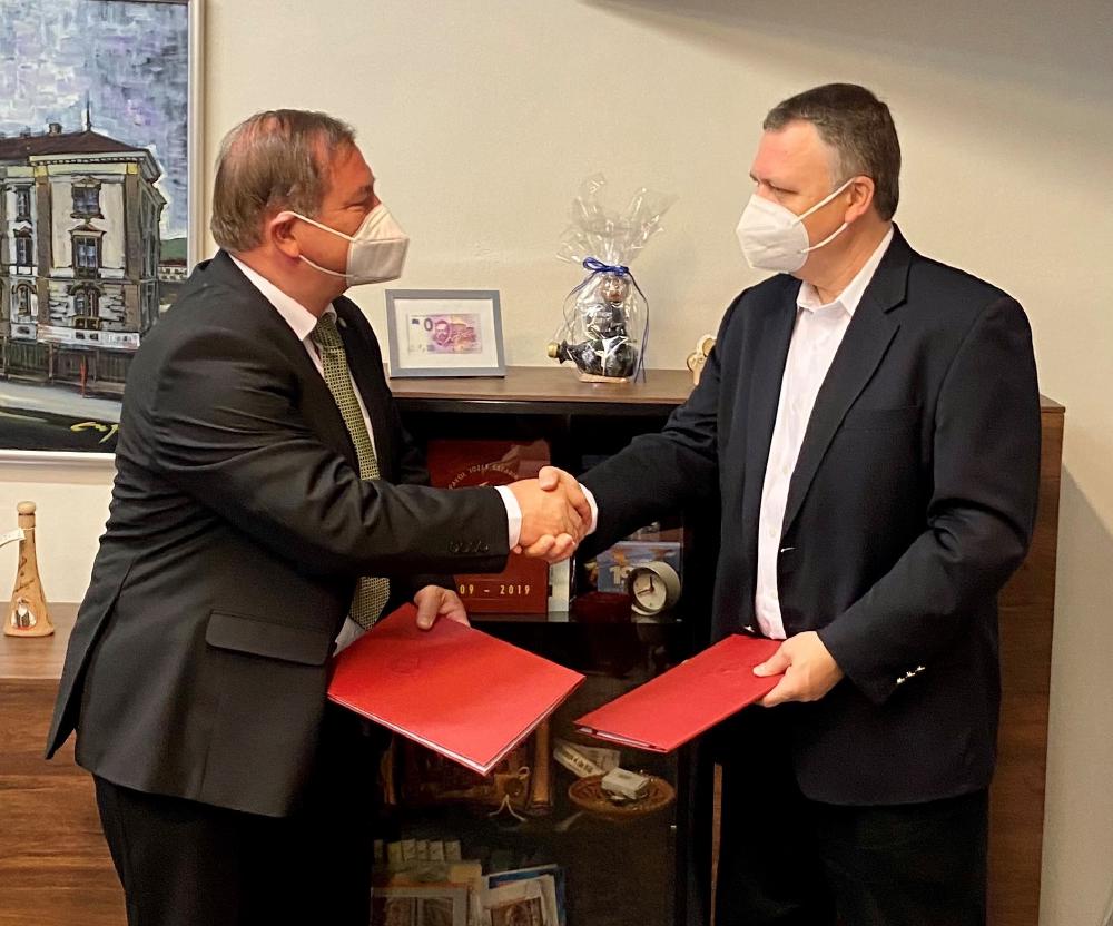 Photo of Dr. Danilák and Professor Pavol Sovák, the Rector of Pavol Jozef Šafárik University